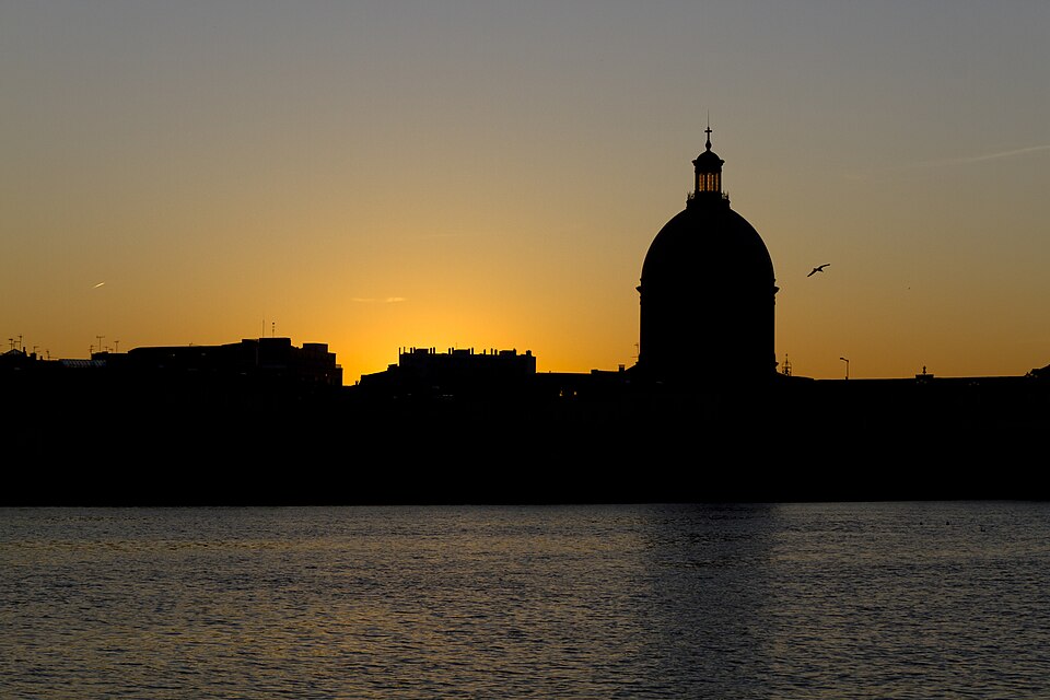 Historical source photograph: Toulouse - Garonne Skyline at Sunset - 2012-02-22. Photographer-supplied date 2012-02-22.
