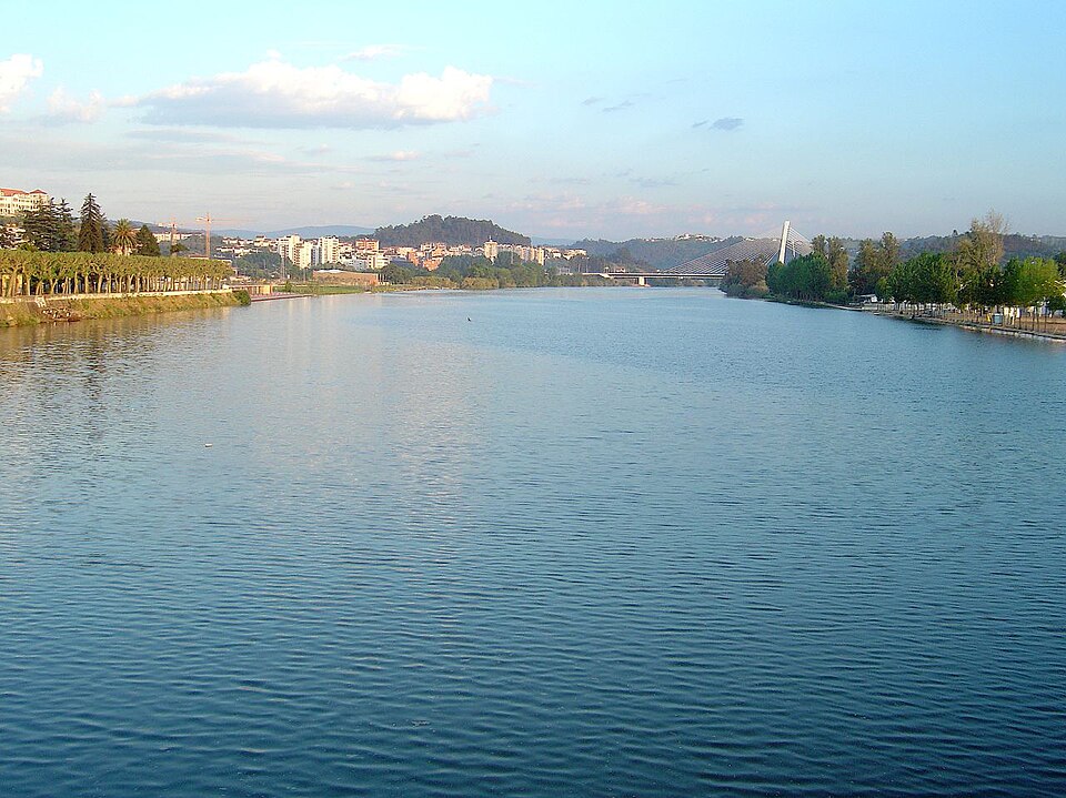 Historical source photograph: Rio Mondego - Coimbra - Portugal (92504291). Photographer-supplied date 2005-11-06.